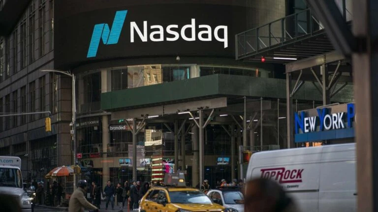 Nasdaq impulsa acciones tokenizadas en blockchain con gráficos financieros y redes digitales