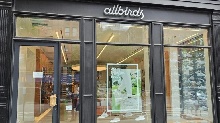 Allbirds giro hacia inteligencia artificial impulsa sus acciones tras abandonar su negocio de calzado en Estados Unidos