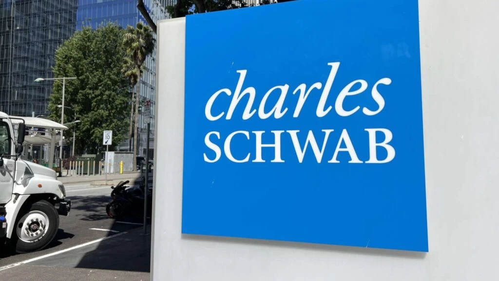 Charles Schwab prepara lanzamiento de trading de bitcoin tras caída del mercado cripto y mayor volatilidad