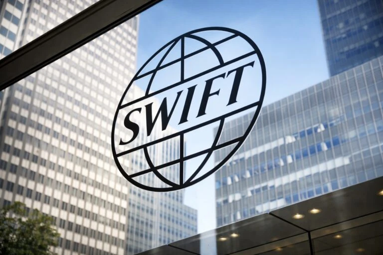SWIFT avanza en blockchain con diseño listo y pruebas para operar en junio de 2026 integrando bancos y pagos internacionales globales
