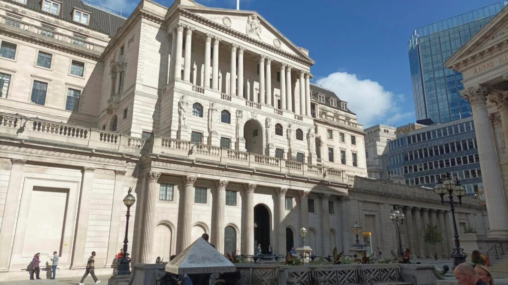 Banco de Inglaterra analiza flexibilizar regulación sobre stablecoins en Reino Unido
