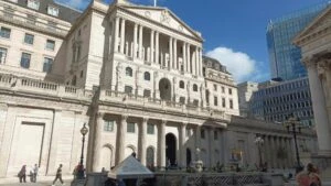 Banco de Inglaterra analiza flexibilizar regulación sobre stablecoins en Reino Unido