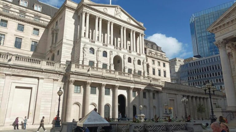 Banco de Inglaterra analiza flexibilizar regulación sobre stablecoins en Reino Unido