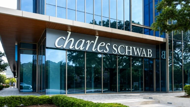 Charles Schwab habilita trading de bitcoin y ether para clientes minoristas