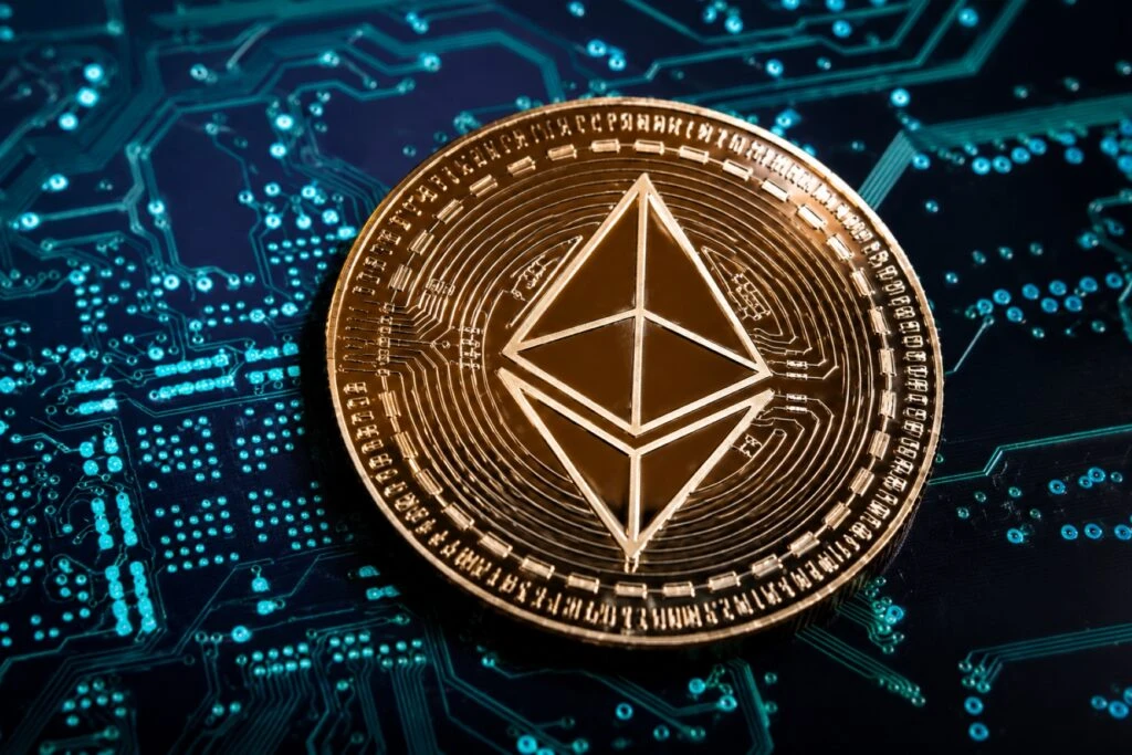 Ethereum muestra señales alcistas tras el regreso de traders de corto plazo y mayor actividad en el mercado cripto