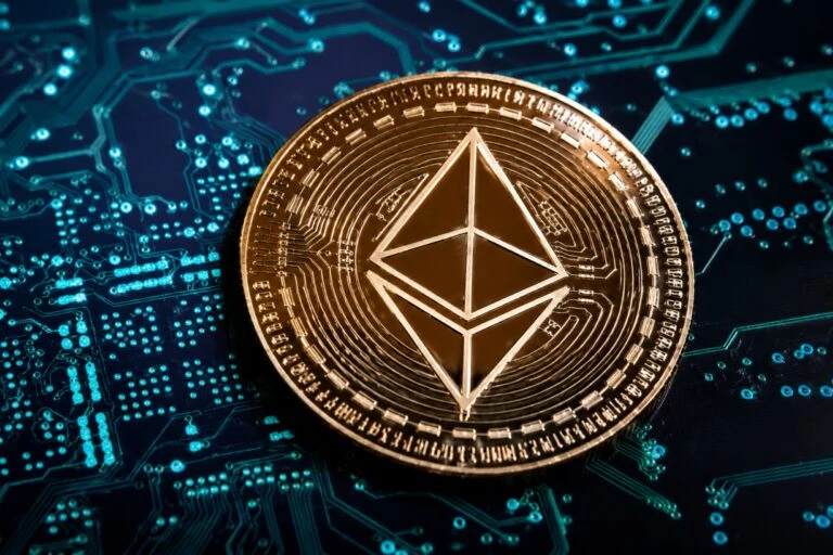 Ethereum muestra señales alcistas tras el regreso de traders de corto plazo y mayor actividad en el mercado cripto