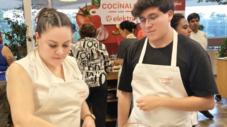 Madres e hijos participan en experiencia gastronómica organizada por Elektra con chef invitado y electrodomésticos modernos