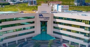 Olegario Vázquez Aldir respalda IA en Hospital Angeles Chihuahua.