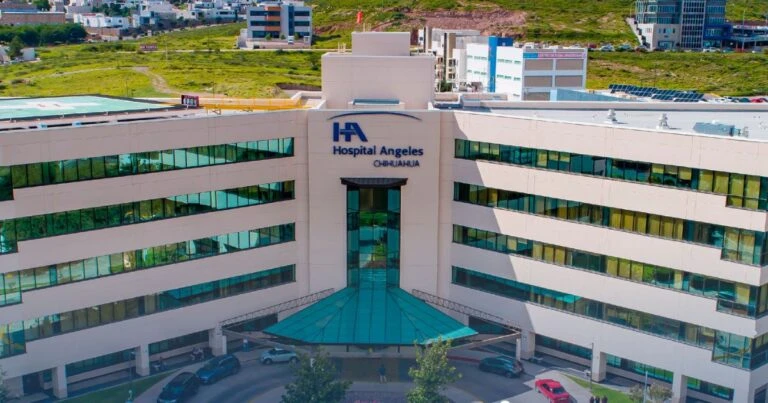 Olegario Vázquez Aldir respalda IA en Hospital Angeles Chihuahua.