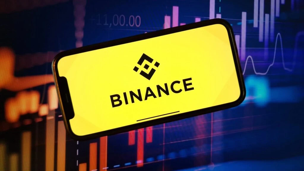 Logo de Binance sobre un entorno financiero digital relacionado con la regulación MiCA en Europa