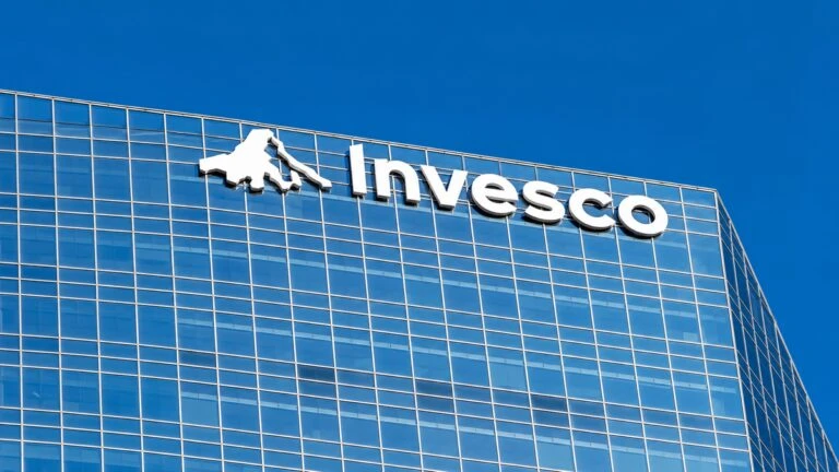 Invesco presenta un fondo tokenizado para reservas de stablecoins en Estados Unidos.