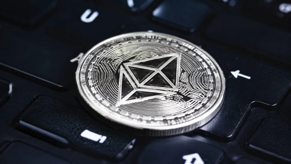 ICO y lanzamiento de criptomonedas en blockchain con tokens digitales y financiamiento descentralizado