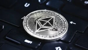 ICO y lanzamiento de criptomonedas en blockchain con tokens digitales y financiamiento descentralizado