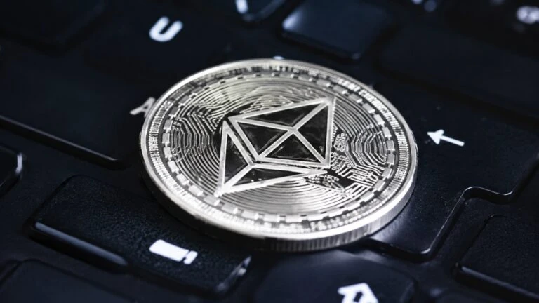 ICO y lanzamiento de criptomonedas en blockchain con tokens digitales y financiamiento descentralizado