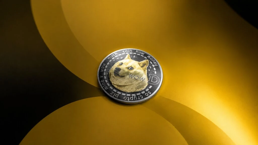 Dogecoin acumula una caída cercana al 50% en un año mientras disminuye el interés por las memecoins