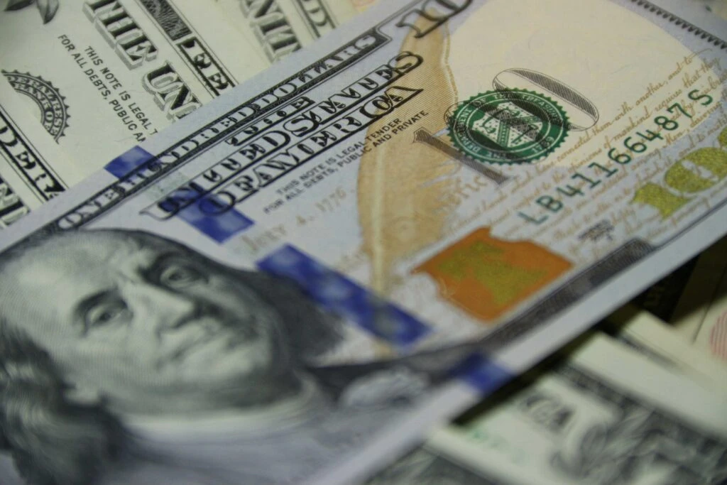 Dólar global rebota mientras el mercado espera el informe de empleo de Estados Unidos y señales de la Reserva Federal.