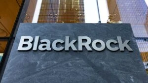 BlackRock reduce el valor de su negocio cripto mientras mantiene su estrategia de expansión en activos digitales.