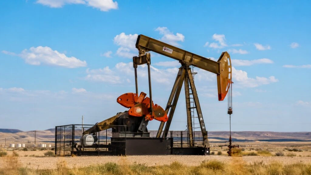 El petróleo cae a mínimos de más de una semana tras señales de alivio entre Estados Unidos e Irán
