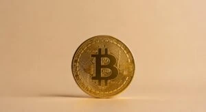 Empresa que cotiza en bolsa reduce holdings de Bitcoin y reordena su estrategia en el mercado cripto.
