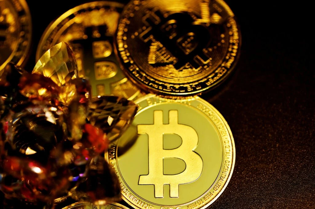 Bitcoin supera los 64 mil dólares mientras las tasas de interés y las tensiones con Irán presionan al mercado cripto