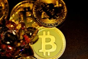 Bitcoin supera los 64 mil dólares mientras las tasas de interés y las tensiones con Irán presionan al mercado cripto