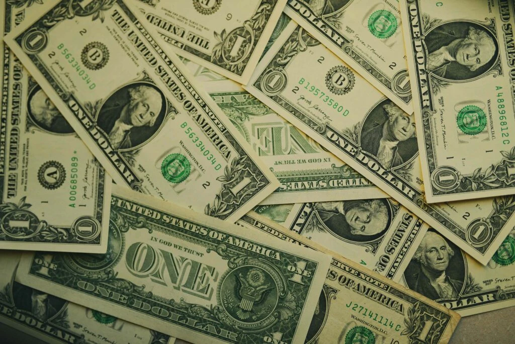 Dólar global avanza mientras Bitcoin espera nuevas señales de la Reserva Federal