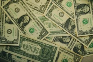 Dólar global avanza mientras Bitcoin espera nuevas señales de la Reserva Federal