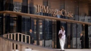 JPMorgan dejó de ofrecer servicios bancarios a Polymarket por preocupaciones regulatorias mientras conserva vínculos comerciales con la plataforma.