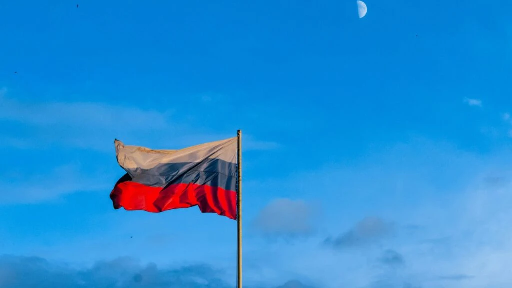Rusia detiene a más de 20 personas por una investigación sobre exchanges de criptomonedas sin registro y fondos de estafas.