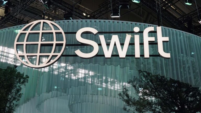 Swift incorpora blockchain a su infraestructura de pagos