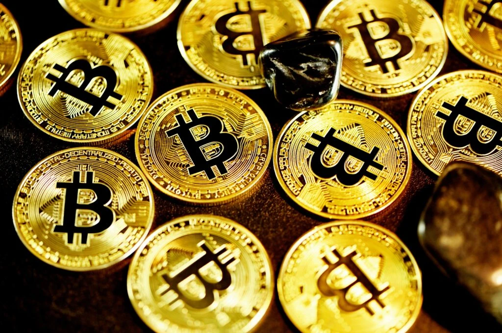 Bitcoin supera los 77 mil dólares mientras aumenta la atención sobre el mercado de activos digitales