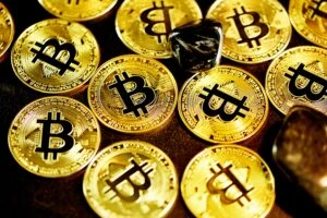 Bitcoin supera los 77 mil dólares mientras aumenta la atención sobre el mercado de activos digitales
