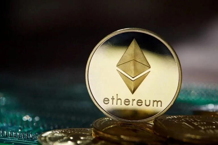 Precio de Ethereum cerca de los 2,700 dólares durante una jornada de movimientos moderados en el mercado cripto.