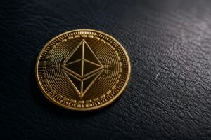Precio de Ethereum ronda los 2,400 dólares durante una jornada bajista