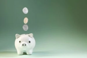 Gastos hormiga transformados en inversiones pequeñas mediante ahorro, disciplina y objetivos financieros definidos.