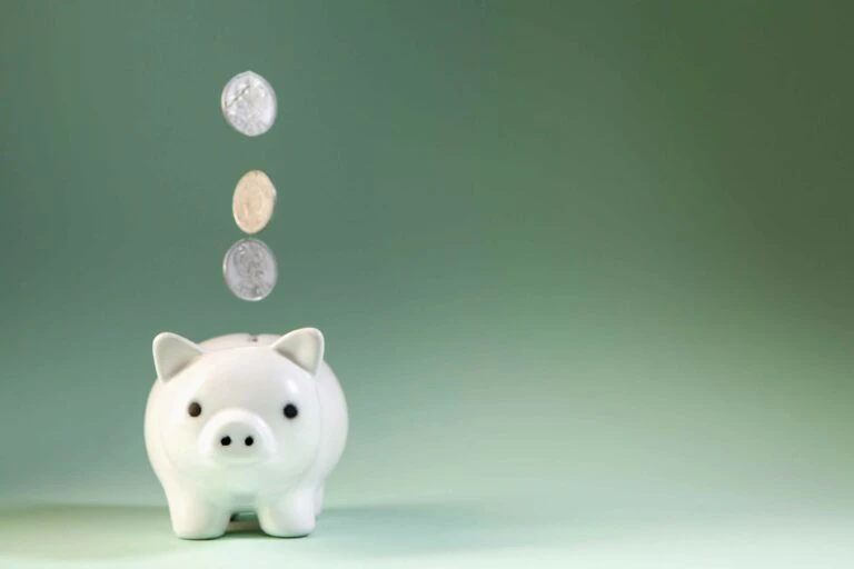 Gastos hormiga transformados en inversiones pequeñas mediante ahorro, disciplina y objetivos financieros definidos.