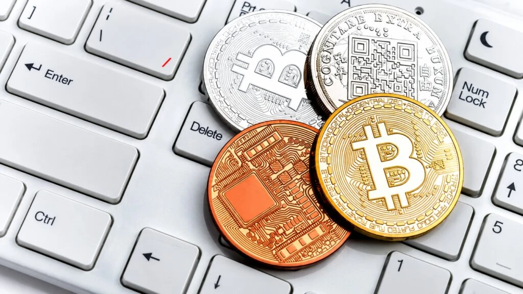 Bitcoin y Ethereum registran nuevos movimientos mientras cambia el precio de las principales criptomonedas del mercado.