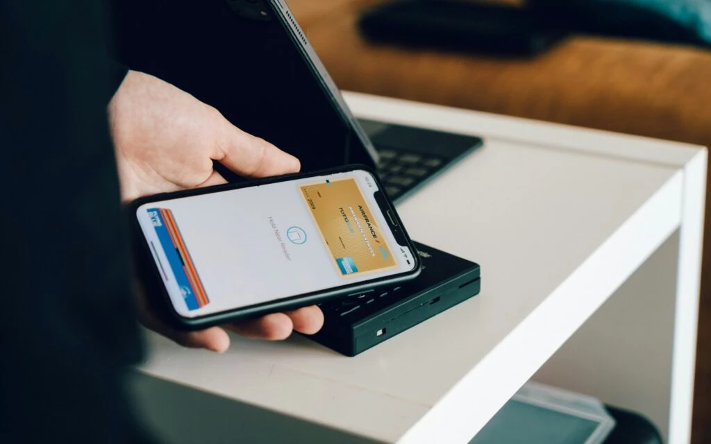 Joven mexicano utiliza pagos digitales desde su teléfono para administrar sus finanzas personales.
