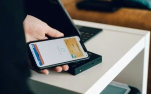 Joven mexicano utiliza pagos digitales desde su teléfono para administrar sus finanzas personales.