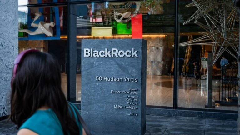 BlackRock solicita un ETF de Bitcoin diseñado para limitar las pérdidas de los inversionistas ante la volatilidad del mercado.