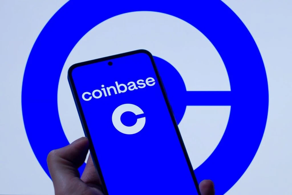 Coinbase niega un hackeo interno después de un incidente externo que expuso datos de contacto de algunos clientes.