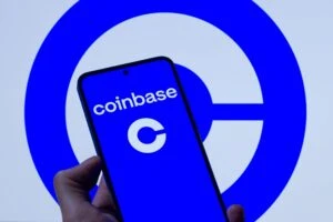 Coinbase niega un hackeo interno después de un incidente externo que expuso datos de contacto de algunos clientes.