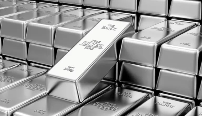 El precio de la plata registra una recuperación mientras el dólar pierde fuerza y los mercados siguen las decisiones de la Fed.