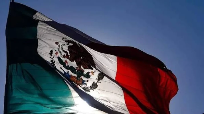 Monedas digitales sobre una mesa financiera con elementos que representan el crecimiento de las stablecoins y la adopción de criptomonedas en México.