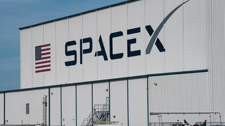 Space X y Tesla analizan una posible fusión que reuniría sus reservas corporativas de 30,221 bitcoins.