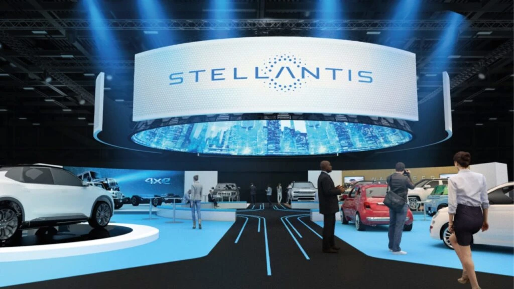 Vehículos de Stellantis exhibidos en un evento empresarial sobre comercio exterior e innovación tecnológica en México.