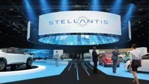 Vehículos de Stellantis exhibidos en un evento empresarial sobre comercio exterior e innovación tecnológica en México.